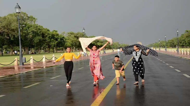 Heatwave, Delhi, Mungeshpur, weather station, rain, dusty air